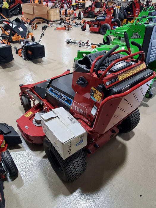 Toro 18560 GrandStand 52 pulgadas. Cortacésped de pie con giro cero y batería Revolution