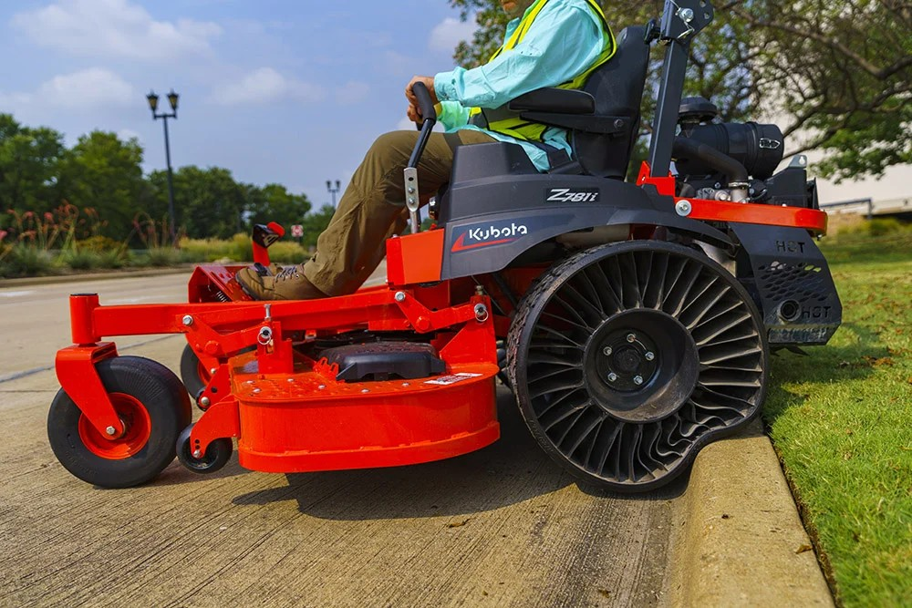 Kubota Z781KWITW-54 Cortacésped de giro cero de 54" con Tweels