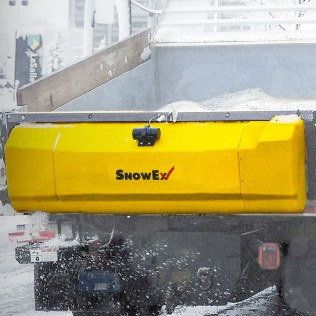 Esparcidor de portón trasero de polietileno SnowEx SP-2400 V-Maxx